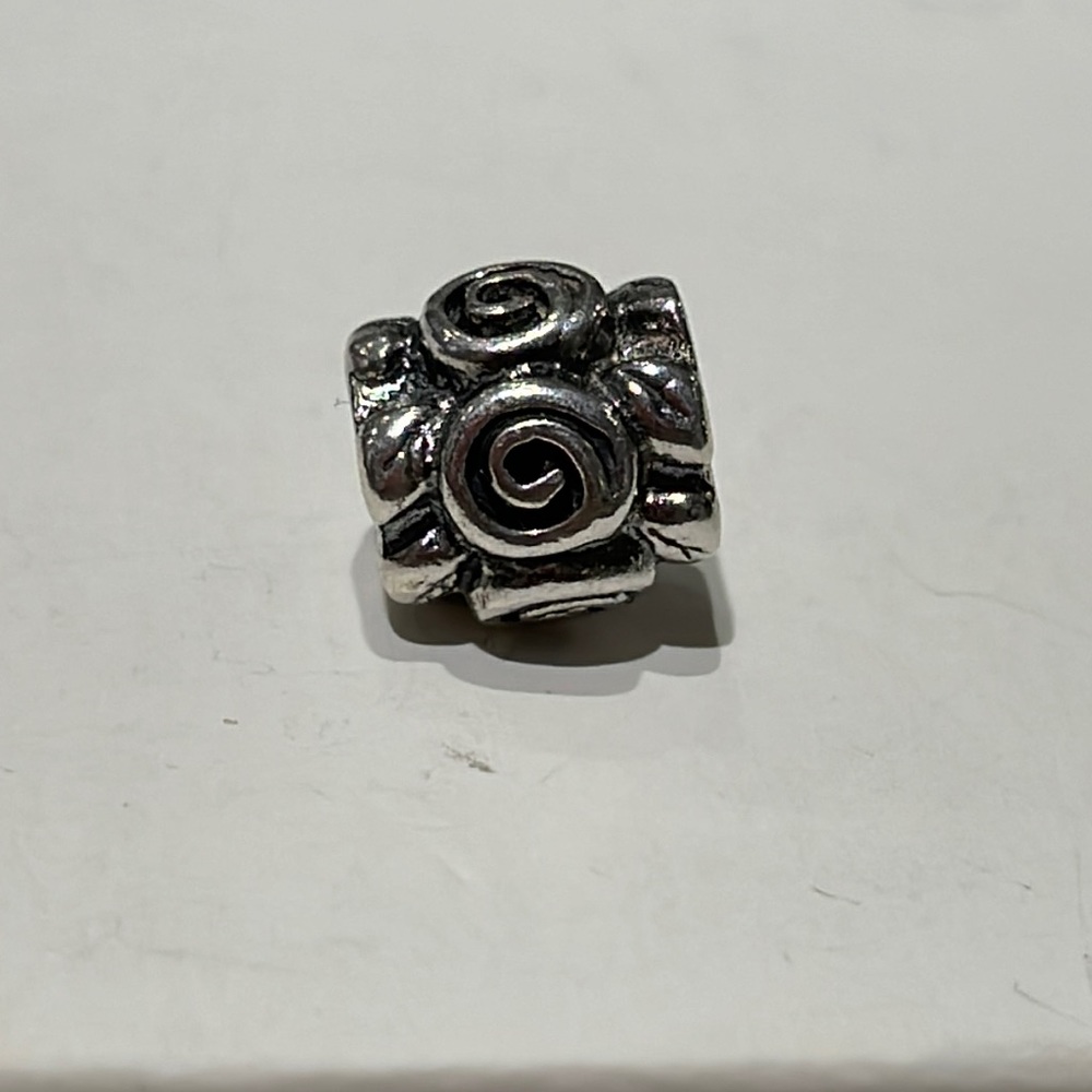 790136 Retired Pandora Leaf & Roses charm
